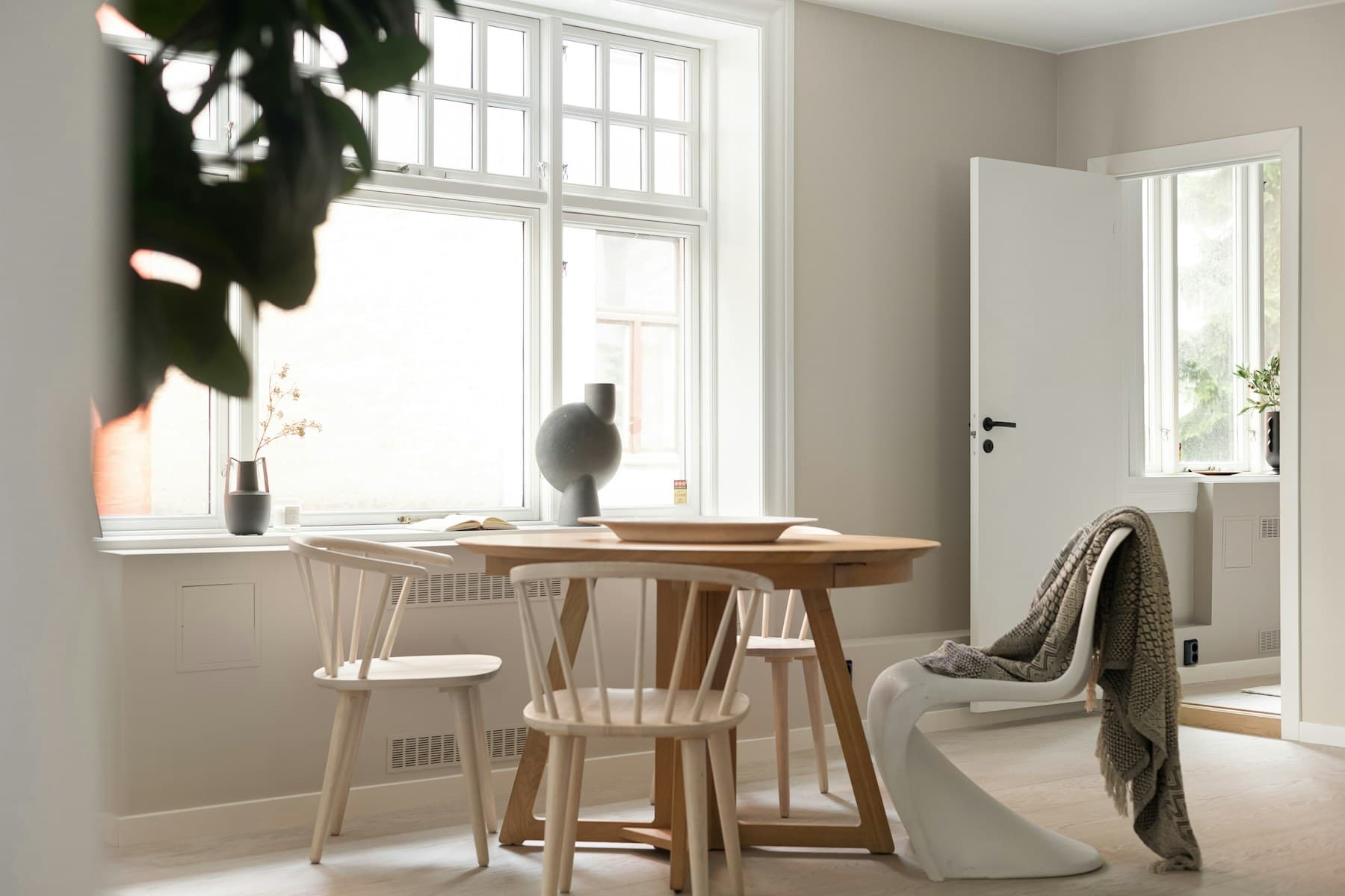 Furnished room with table, chairs and a potted plant